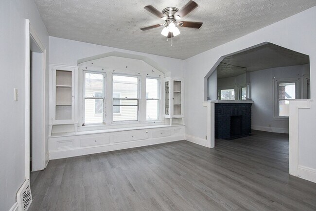 Building Photo - 4930 E 108th St