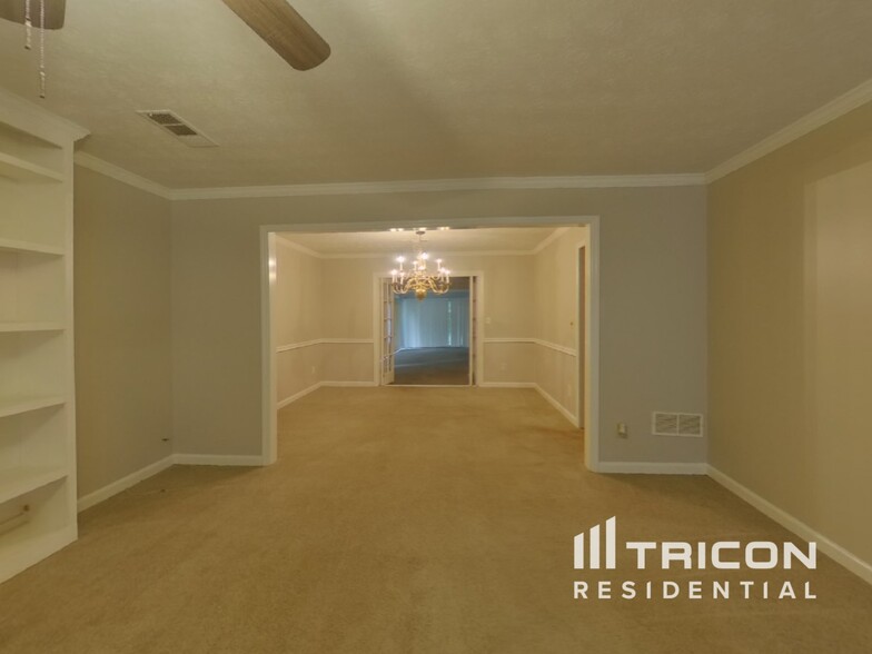 Building Photo - 2544 Highland Dr SE