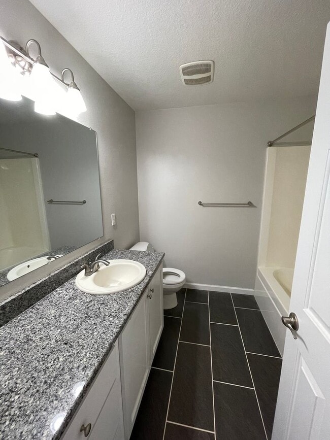 Building Photo - Stylish 2br/2.5ba Townhome with 2-car tand...