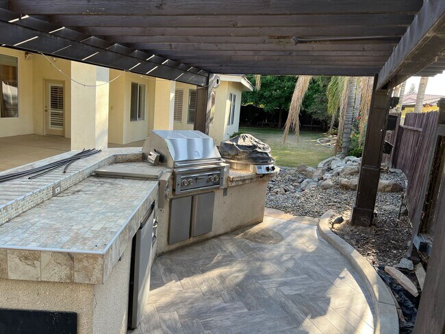Building Photo - Gated Grand Island Home!