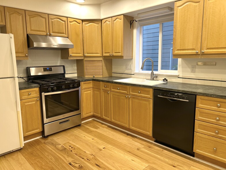 Building Photo - 17592 SW Heatherwood Ln