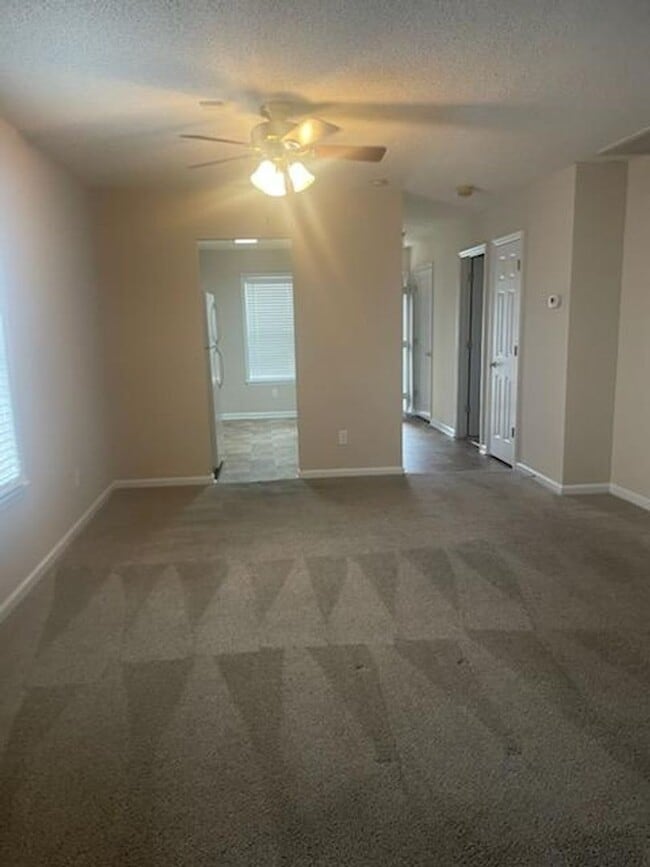 Building Photo - West Augusta Townhome Close to Medical, Shopping, and Dining