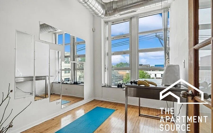 Building Photo - 2416 W North Ave