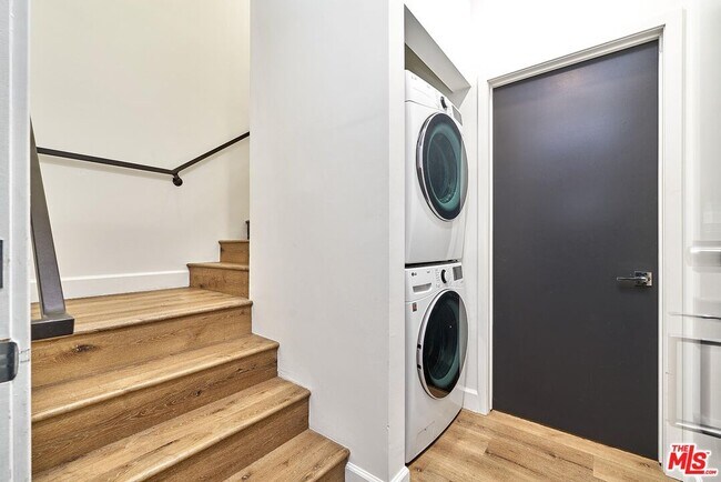 Building Photo - 14550 Burbank Blvd