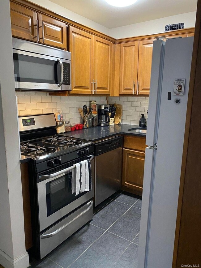 Building Photo - 381 Chauncey St