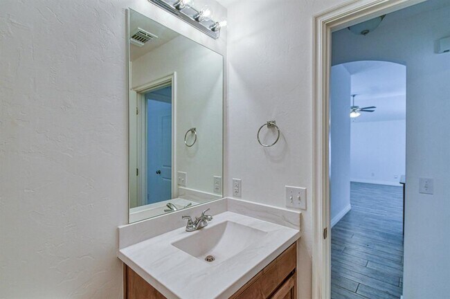 Building Photo - 15712 Bennett Dr