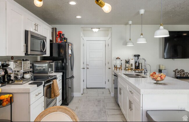 Building Photo - 2734 S Riverhead Dr