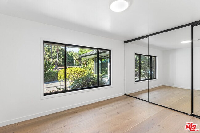 Building Photo - 5160 Los Feliz Blvd