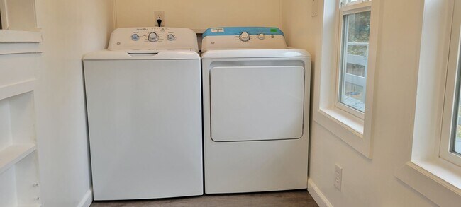 Building Photo - Cozy South Beacon Hill Cottage with 2 bedrooms, bonus room, and large yard with territorial views