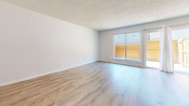 Building Photo - Townhouse in Northeast Fresno