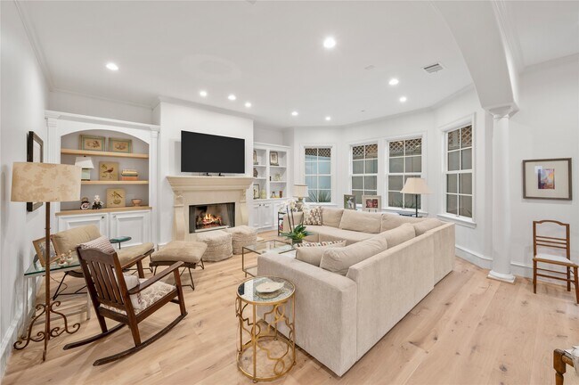 Building Photo - 1235 Wynden Oaks Garden Dr