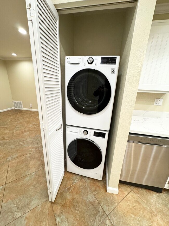 Building Photo - Perfect Shape Livermore Condo with many up...
