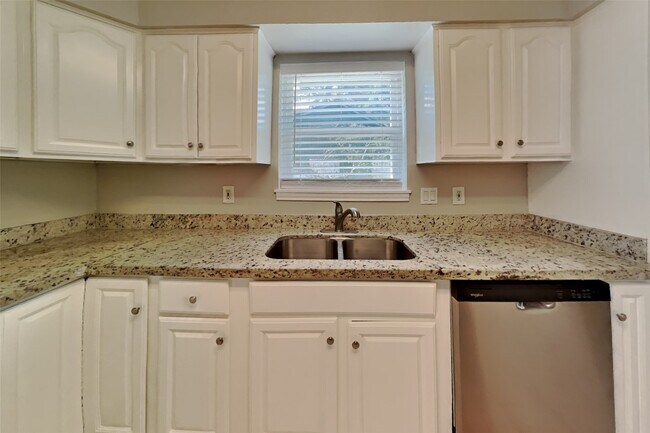 Building Photo - 3238 Three Pines Dr