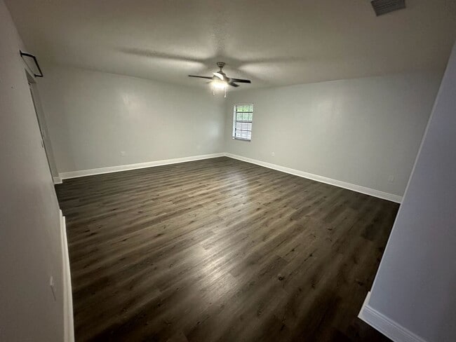 Building Photo - Spacious 4 Bedroom 3 Bath in Southoak