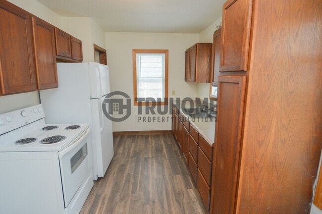 Building Photo - Spacious 5-Bedroom Home – Pet-Friendly and...