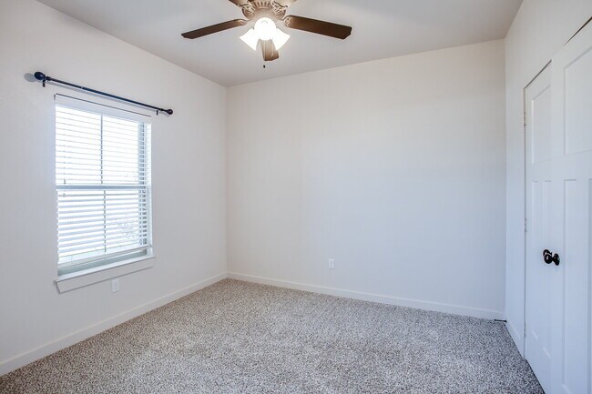 Building Photo - Beautiful Townhome in Viridian!