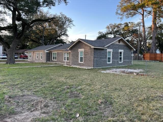 Building Photo - 2501 Maple St