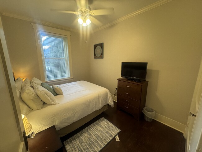 Queen bed, TV with Roku and ceiling fan. - 339 Whitaker St