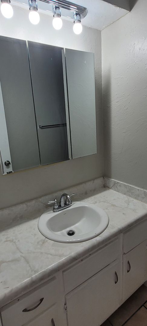 Building Photo - 2 Bedroom, 1.5 Bathroom 1st Floor Condo wi...