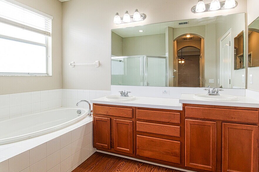 Building Photo - 3731 Braemere Dr