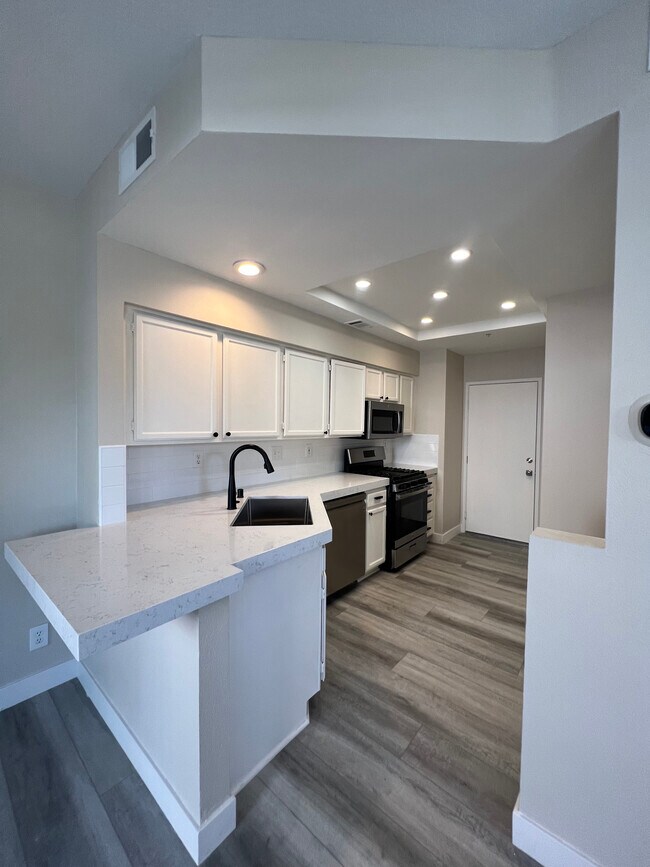 Newly remodeled kitchen - 28 Santa Barbara Ct