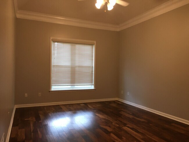 Building Photo - Ewing Place in Arlington! Pets are allowed, fees apply! Fenced in back yard!