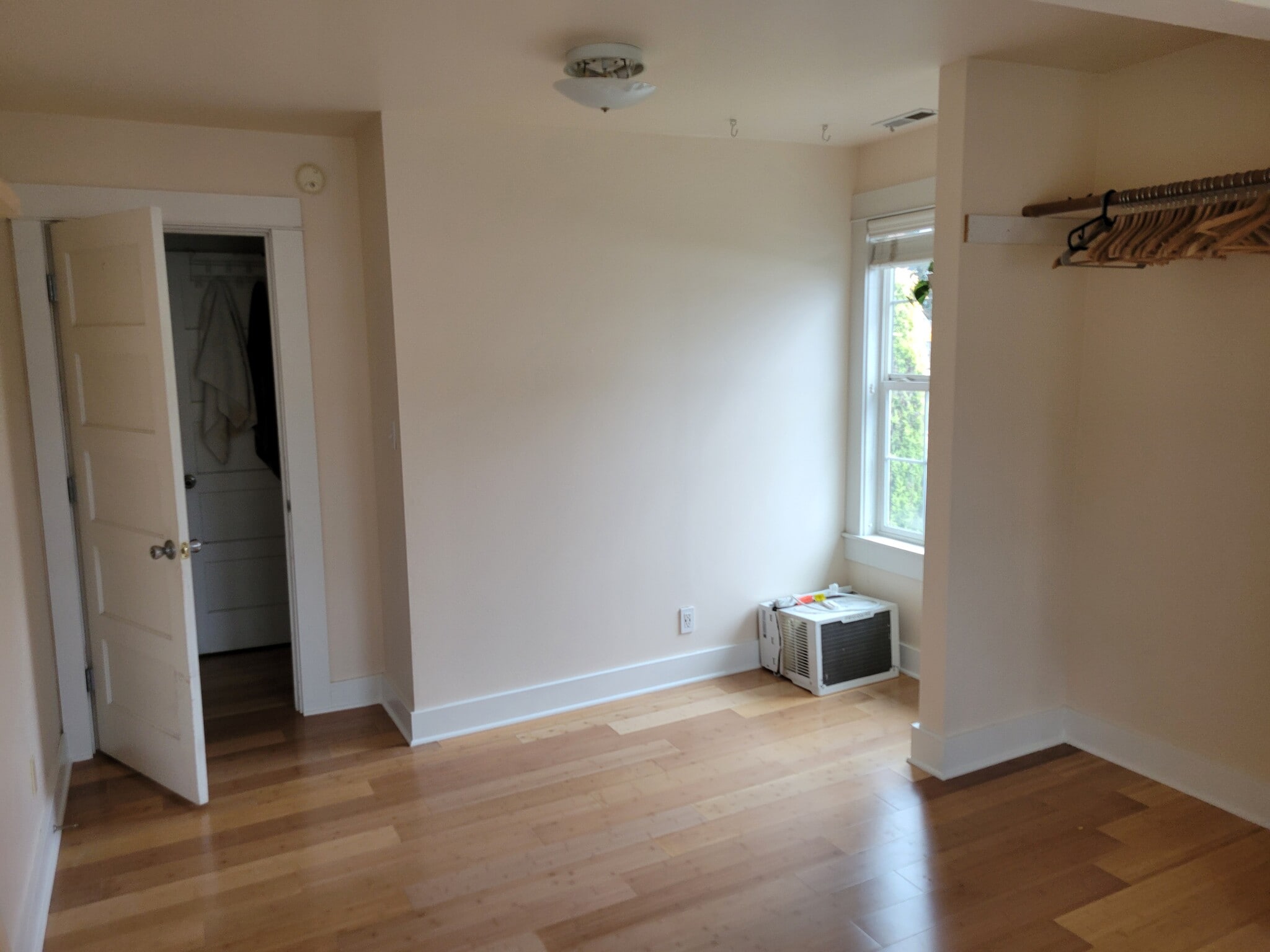 Building Photo - 3915 N Vancouver Ave