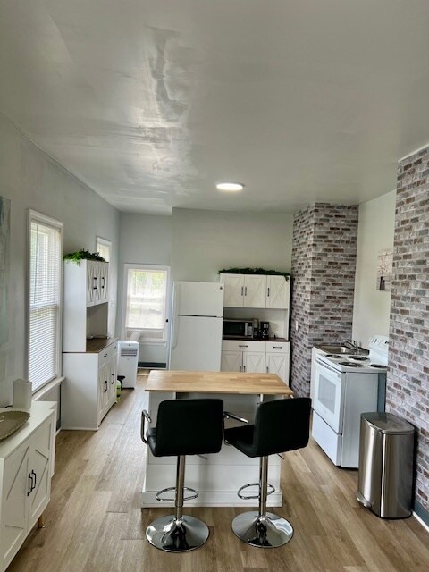 Kitchen - 6073 Linwood St