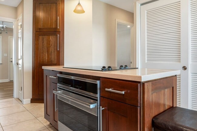 Building Photo - Gorgeous Water Views!