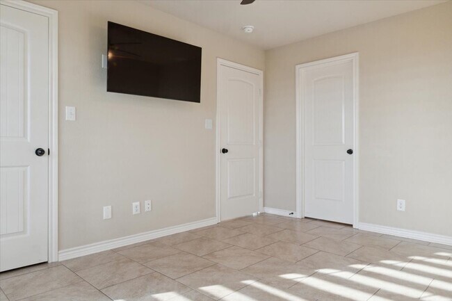 Building Photo - 2407 Thuesen Rd