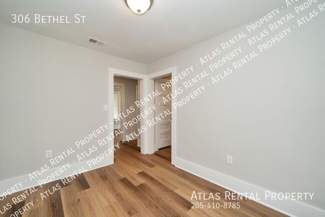 Building Photo - 306 Bethel St NE