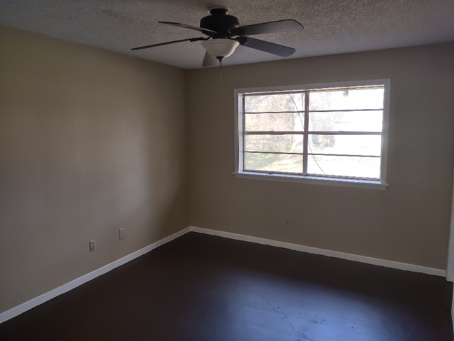 Building Photo - 306 Holly Ridge Dr