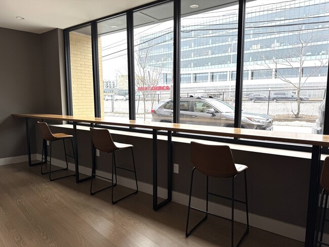 Building Photo - 100 Lincoln St