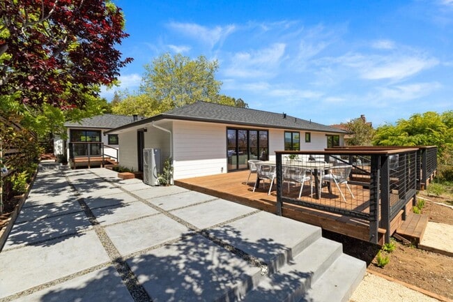 Building Photo - 810 W California Way