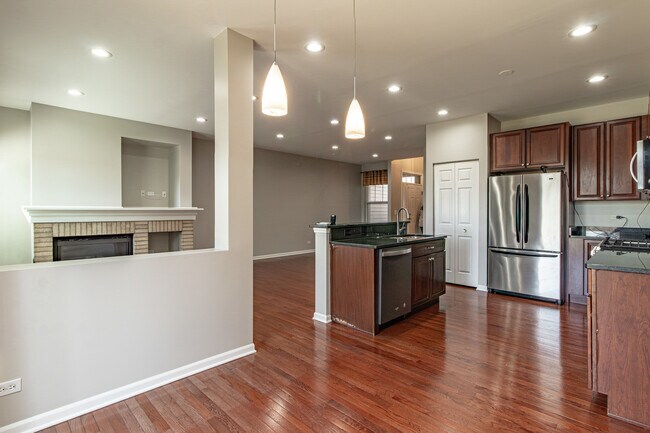 Building Photo - 1858 Crenshaw Cir