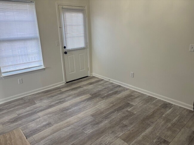 Building Photo - 203 Lake Forest Dr