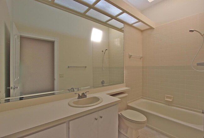 Building Photo - 252 Sussex Cir