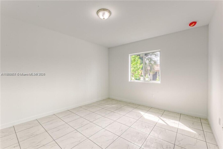 Building Photo - 14815 NE 7th Ct