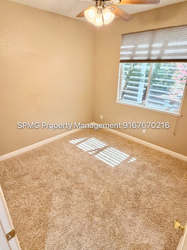 Building Photo - Beautiful 4 Bed / 3 Bath Home in Prime Roseville Location – Across from Park!