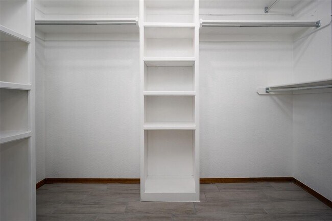 Building Photo - 2400 Northwood Ln