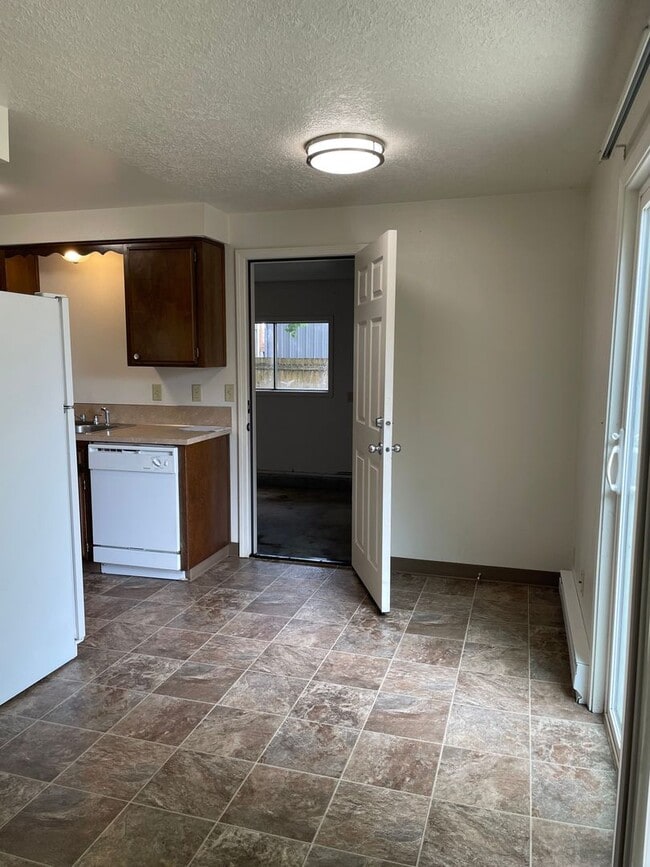 Building Photo - 4932-4942 Elkhorn Ct SE Salem, OR 97317