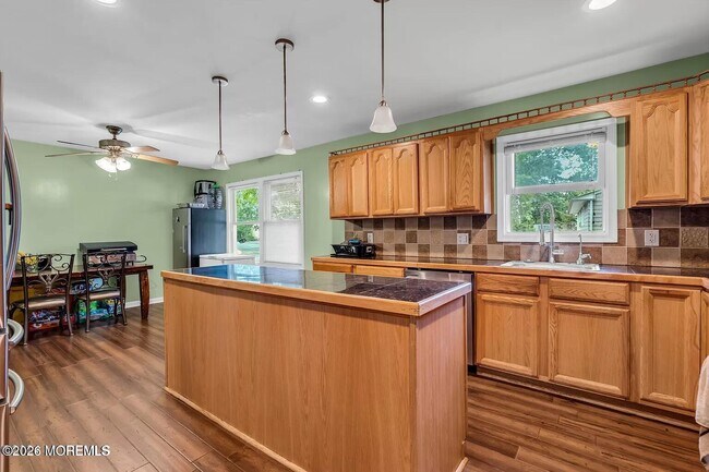 Building Photo - 518 River Dr