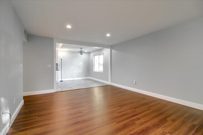 Building Photo - 280 Tradewinds Dr
