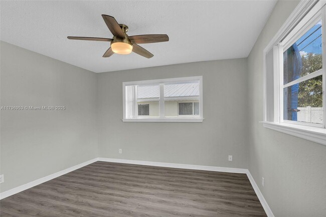 Building Photo - 588 Holly Dr