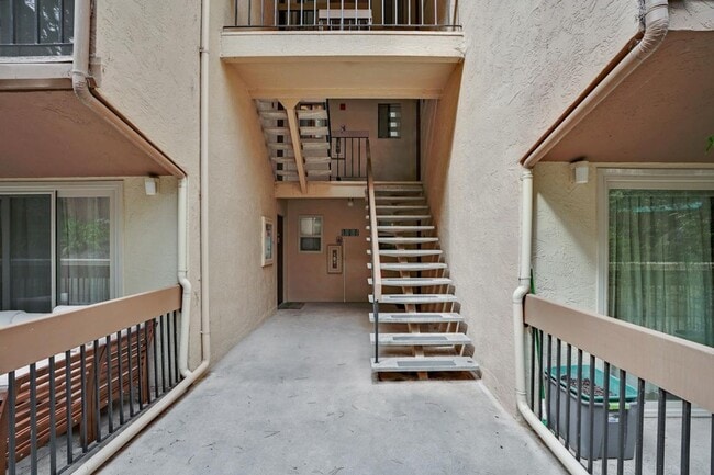 Building Photo - Great One Bedroom Condo Monterey
