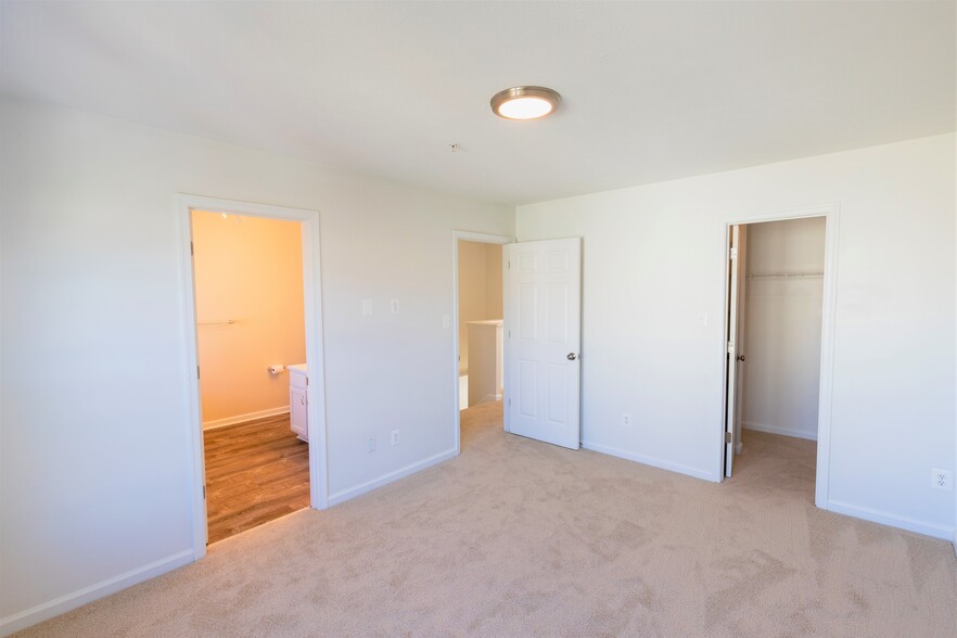 Ensuite Bathroom - 2039 Mardic Dr