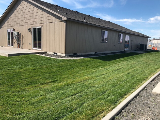 Building Photo - Large 2 Bedroom, 2 Bath Duplex