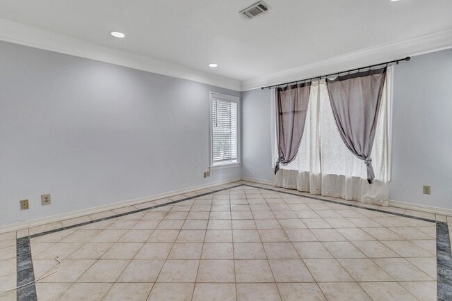 Building Photo - 3-BEDROOM IN ALAMO HEIGHTS W/ POOL