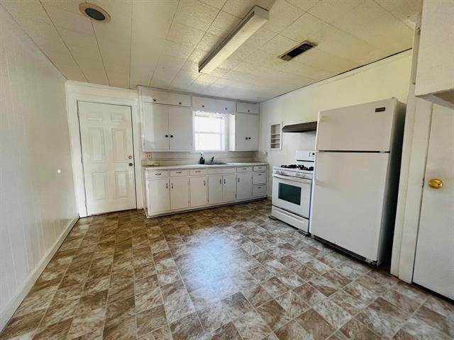 Building Photo - 204 W Pecan St