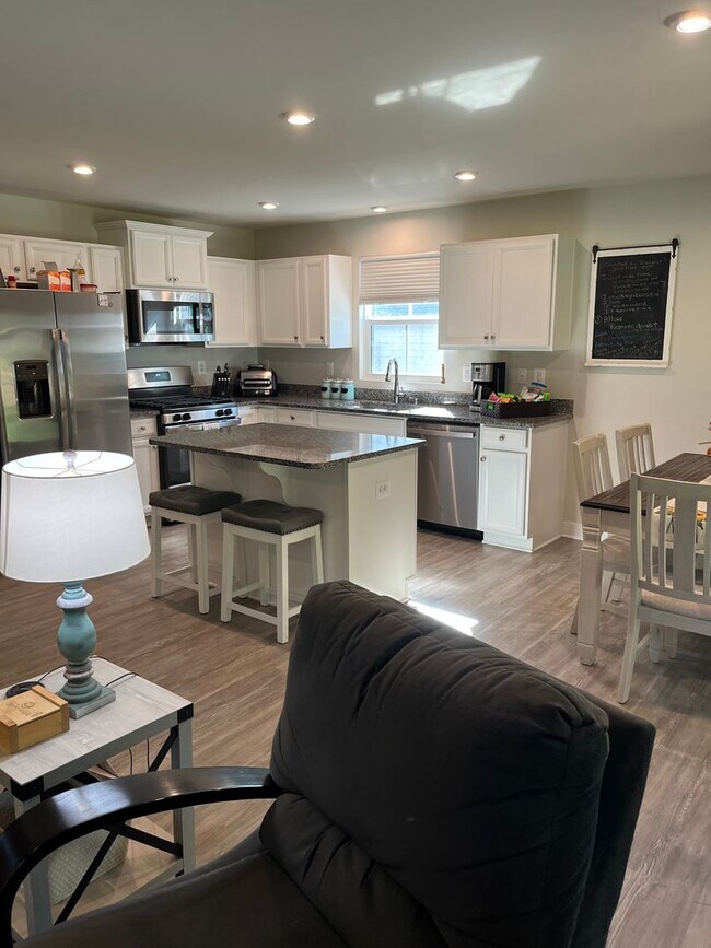 Building Photo - 3 bed 2 bath rental in Village Oaks Subdivision close proximity to Lake Monticello